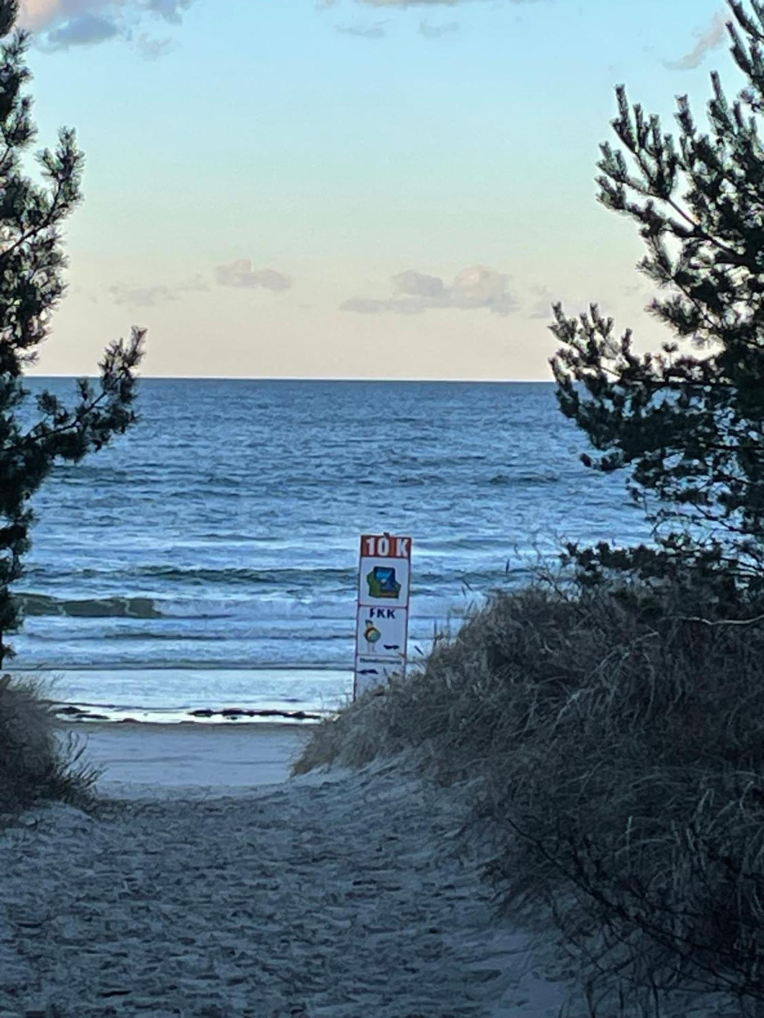 Reet Am Strand Mit Hund Karlshagen Kültér fotó