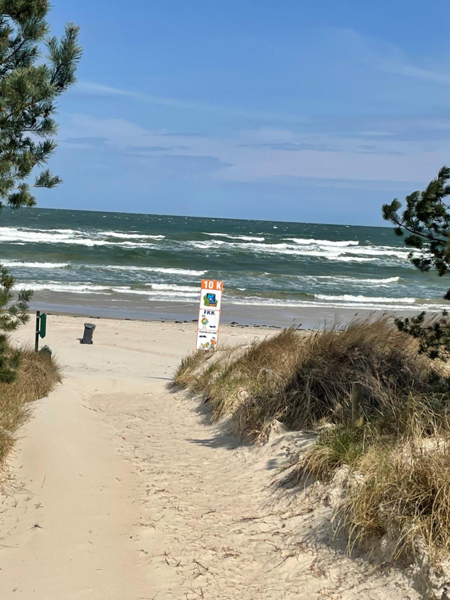 Reet Am Strand Mit Hund Karlshagen Kültér fotó